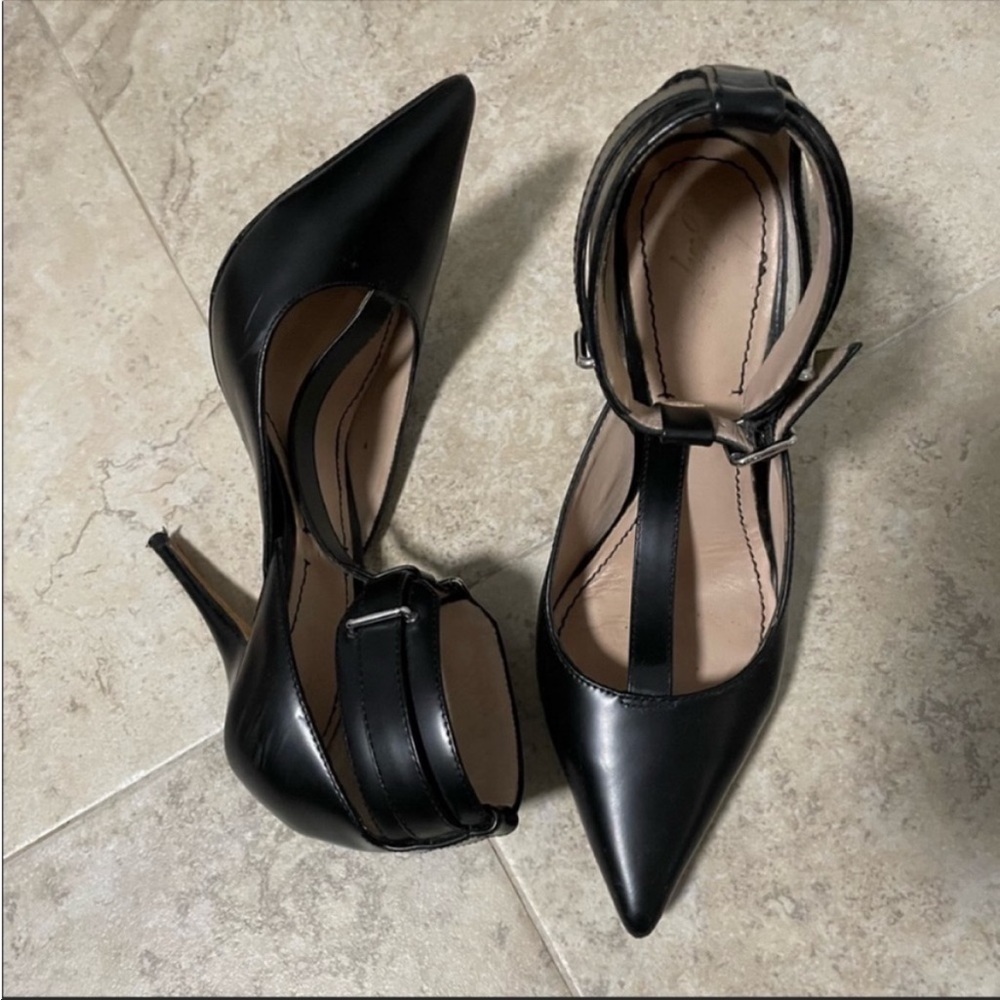 Elizabeth and James Vero Cuoio ankle strap black leather shoes. Size 6 1/2.
